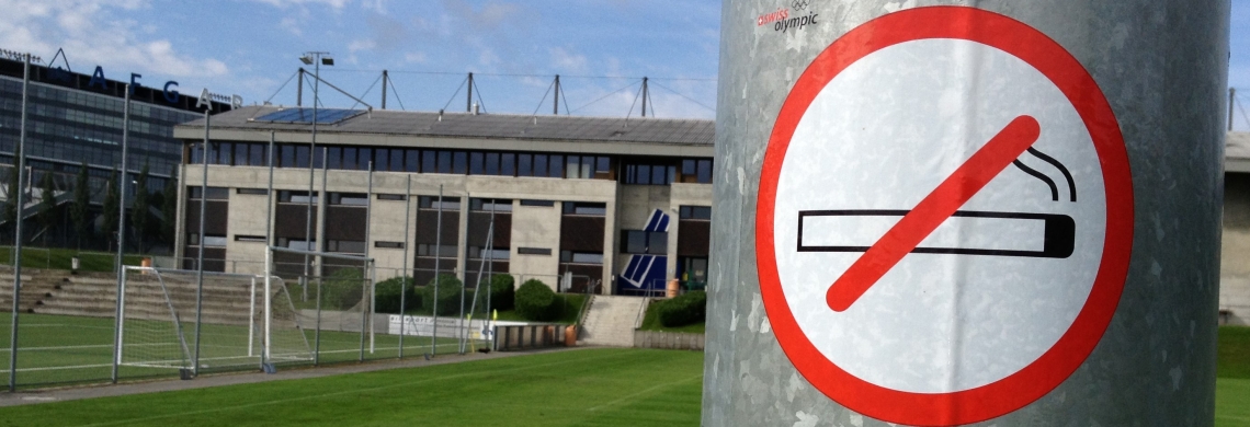 Sticker "Rauchen verboten" auf Schulareal